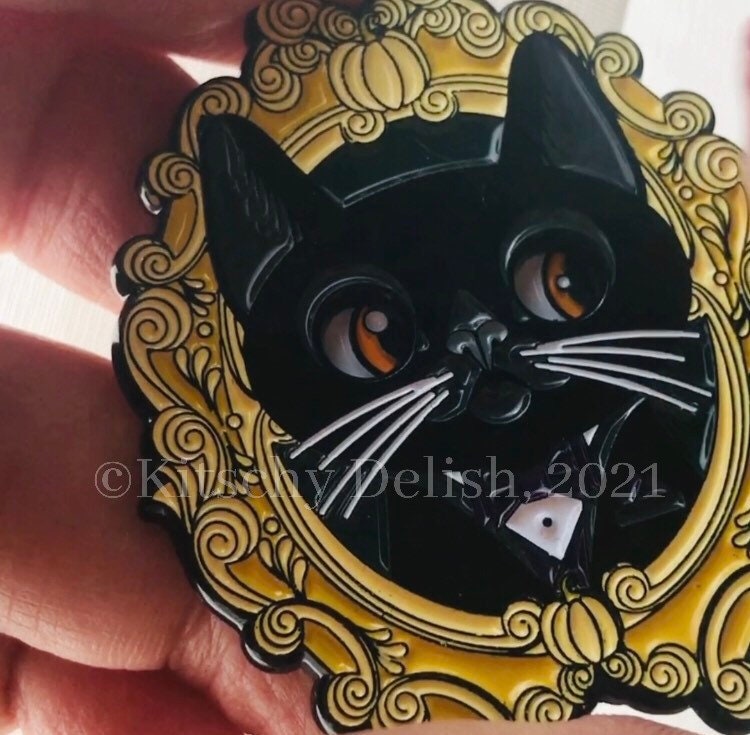 Moving eyes Cat Eyes soft enamel pin!