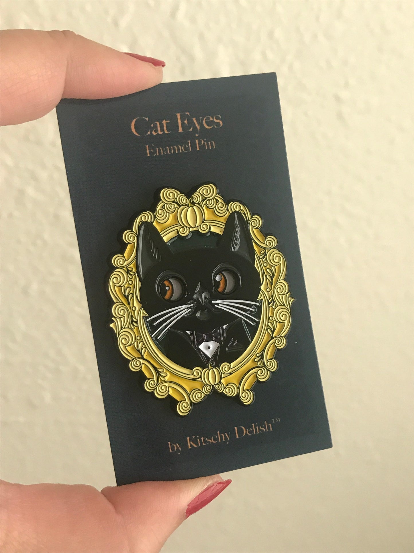 Moving eyes Cat Eyes soft enamel pin!