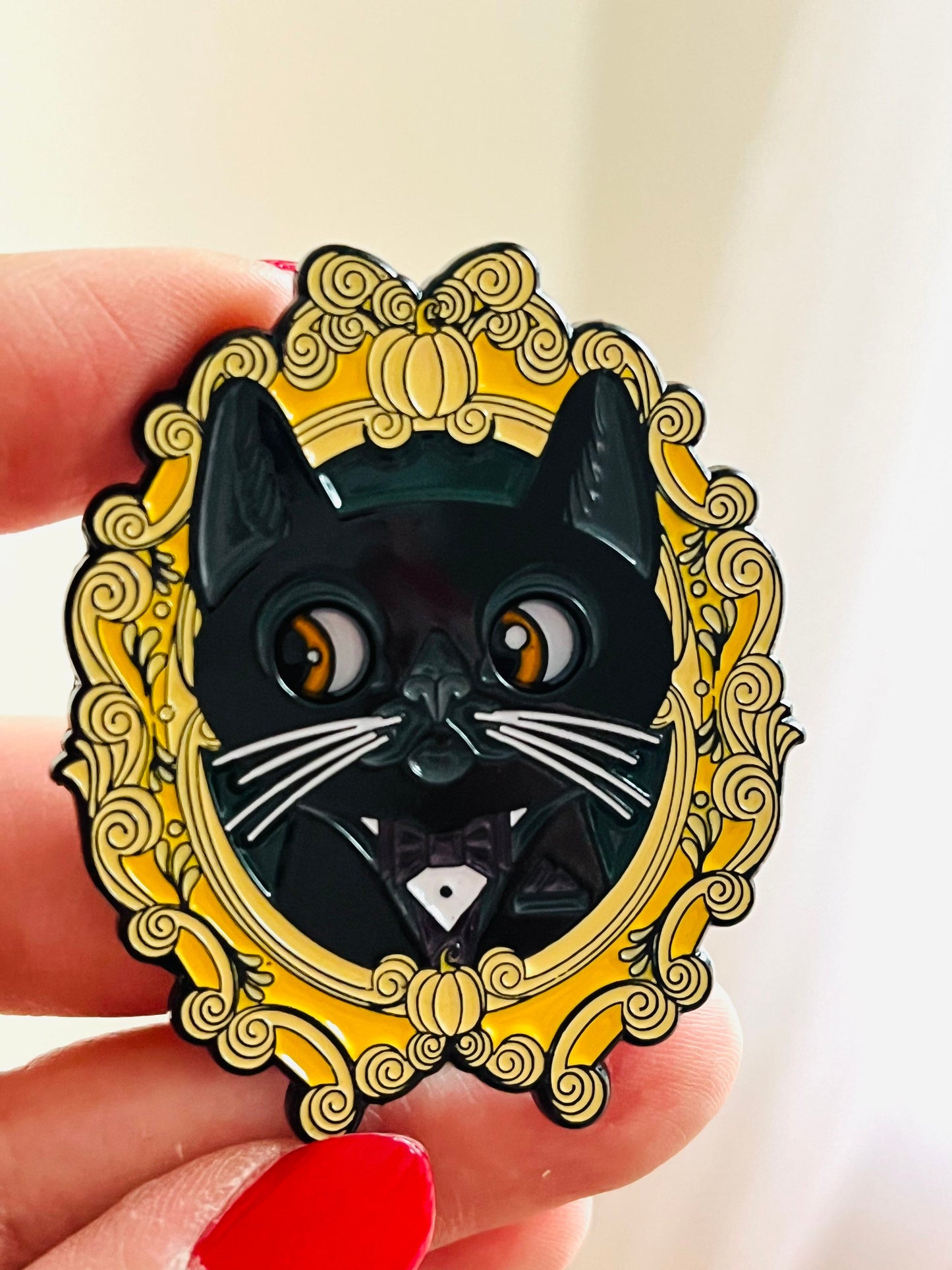 Moving eyes Cat Eyes soft enamel pin!
